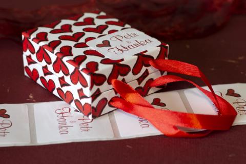 Vytvořte svůj originální návrh valentýnského dárku a doplňte ji jmenovitě samolepicí etiketou